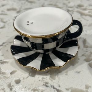 Set of two sale and pepper shakers